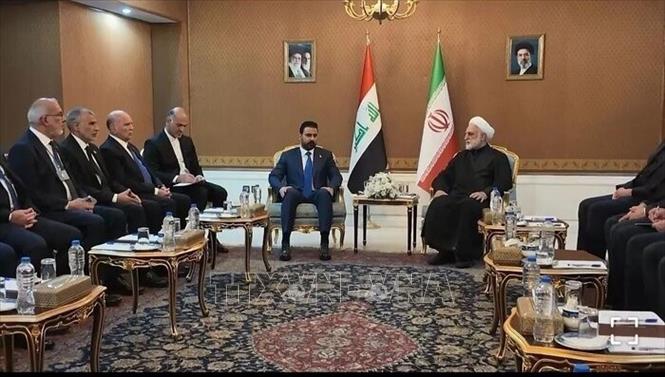 Chánh án Tòa án Tối cao Iran Gholam-Hossein Mohseni Eje’i (giữa, phải)   trong cuộc gặp Thủ tướng Iraq Ali al-Zaidi (giữa, trái) đang ở thăm Tehran, ngày 24/7/2026. Ảnh: IRNA/TTXVN phát