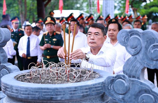 Thủ tướng Lê Minh Hưng dâng hương, hoa tại Nhà tưởng niệm Chủ tịch Hồ Chí Minh, Di tích Đồi E2. Ảnh: Dương Giang – TTXVN 
