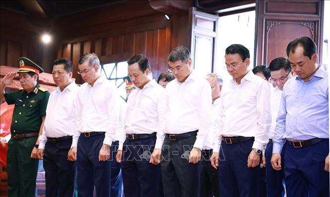 Thủ tướng Lê Minh Hưng dâng hương, hoa tưởng niệm các Anh hùng liệt sĩ tại Đền thờ Liệt sĩ Chiến trường Điện Biên Phủ. Ảnh: Dương Giang – TTXVN