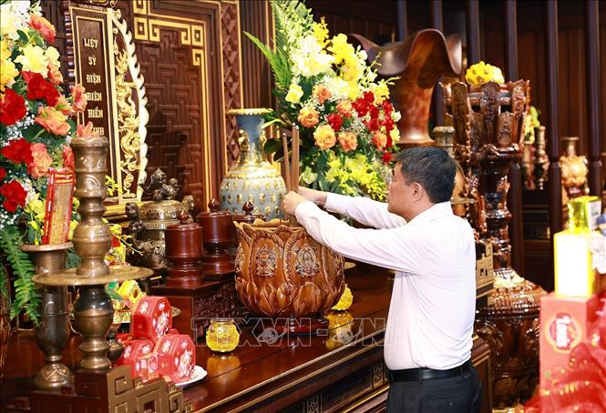 Thủ tướng Lê Minh Hưng dâng hương, hoa tưởng niệm các Anh hùng liệt sĩ tại Đền thờ Liệt sĩ Chiến trường Điện Biên Phủ. Ảnh: Dương Giang – TTXVN