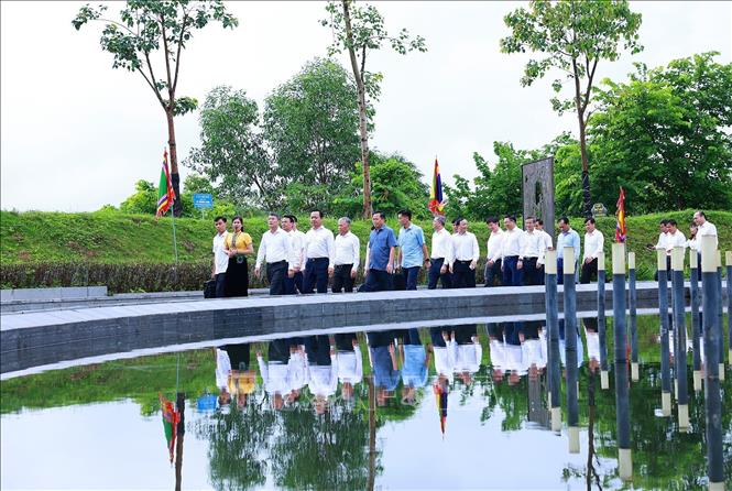 Thủ tướng Lê Minh Hưng đến dâng hương, hoa tưởng niệm các Anh hùng liệt sĩ tại Đền thờ Liệt sĩ Chiến trường Điện Biên Phủ. Ảnh: Dương Giang – TTXVN