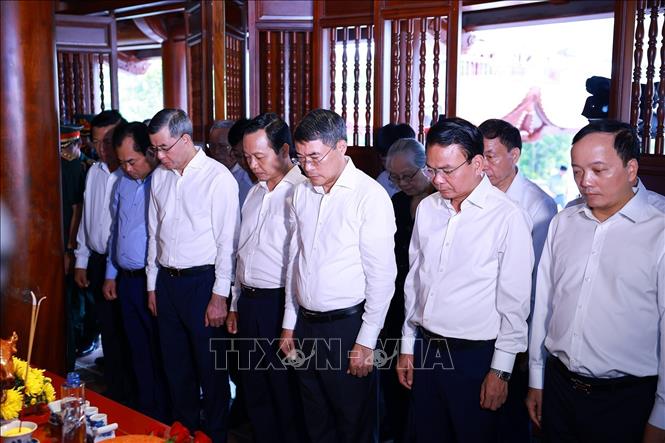Thủ tướng Lê Minh Hưng dâng hương, hoa tại Nhà tưởng niệm Chủ tịch Hồ Chí Minh, Di tích Đồi E2. Ảnh: Dương Giang – TTXVN 

