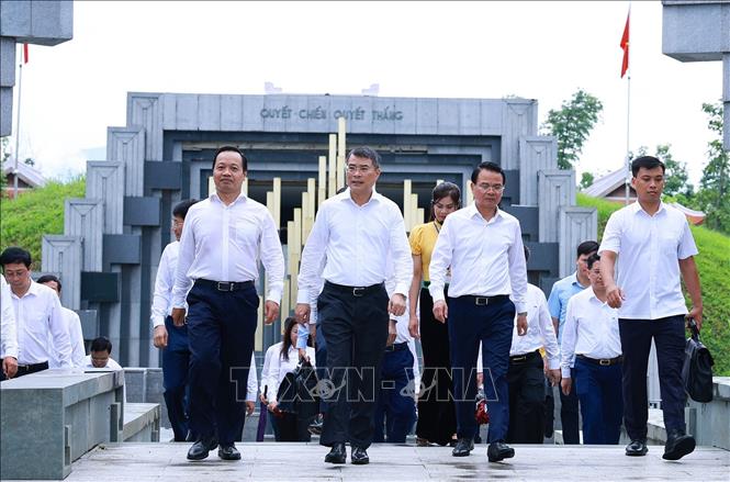 Thủ tướng Lê Minh Hưng đến dâng hương, hoa tưởng niệm các Anh hùng liệt sĩ tại Đền thờ Liệt sĩ Chiến trường Điện Biên Phủ. Ảnh: Dương Giang – TTXVN