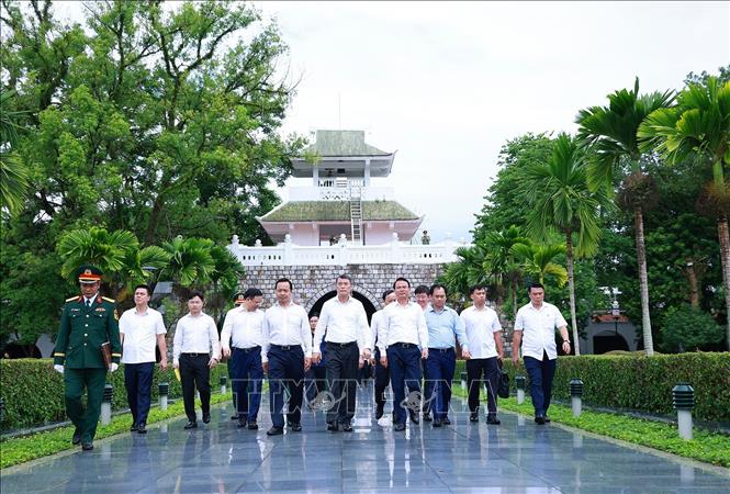 Thủ tướng Lê Minh Hưng đến dâng hương, hoa tưởng niệm các Anh hùng liệt sĩ tại Nghĩa trang Liệt sĩ Quốc gia A1. Ảnh: Dương Giang – TTXVN