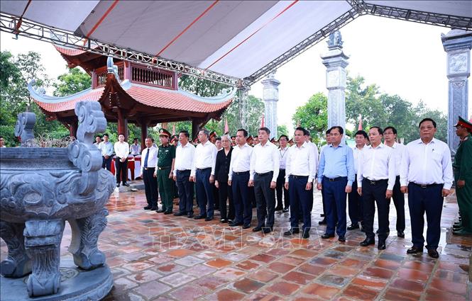 Thủ tướng Lê Minh Hưng dâng hương, hoa tại Nhà tưởng niệm Chủ tịch Hồ Chí Minh, Di tích Đồi E2. Ảnh: Dương Giang – TTXVN 
