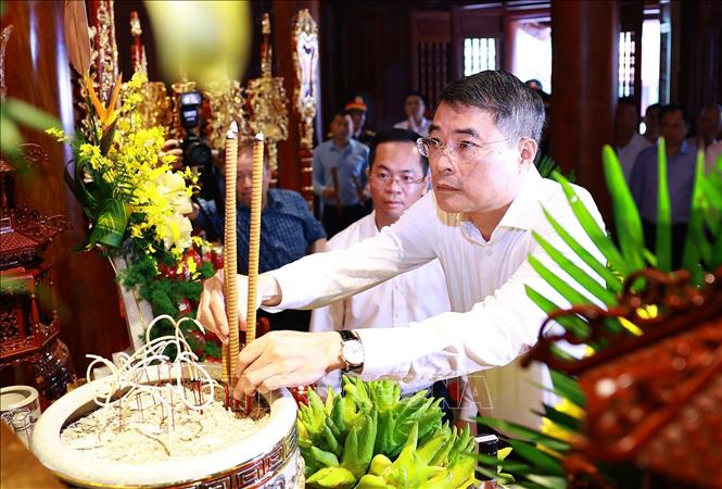 Thủ tướng Lê Minh Hưng dâng hương, hoa tại Nhà tưởng niệm Chủ tịch Hồ Chí Minh, Di tích Đồi E2. Ảnh: Dương Giang – TTXVN 
