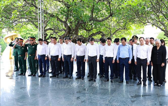 Thủ tướng Lê Minh Hưng tưởng niệm các Anh hùng liệt sĩ tại Nghĩa trang Liệt sĩ Quốc gia A1. Ảnh: Dương Giang – TTXVN