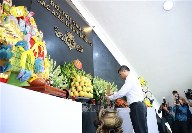 Thủ tướng Lê Minh Hưng dâng hương, hoa tưởng niệm các Anh hùng liệt sĩ tại Nghĩa trang Liệt sĩ Quốc gia A1. Ảnh: Dương Giang – TTXVN