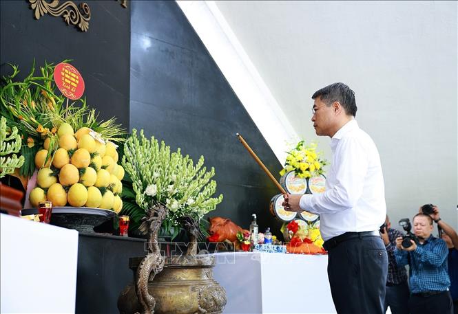 Thủ tướng Lê Minh Hưng dâng hương, hoa tưởng niệm các Anh hùng liệt sĩ tại Nghĩa trang Liệt sĩ Quốc gia A1. Ảnh: Dương Giang – TTXVN