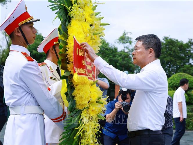 Thủ tướng Lê Minh Hưng dâng hương, hoa tưởng niệm các Anh hùng liệt sĩ tại Nghĩa trang Liệt sĩ Quốc gia A1. Ảnh: Dương Giang – TTXVN