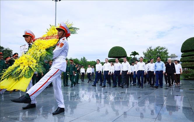 Thủ tướng Lê Minh Hưng dâng hương, hoa tưởng niệm các Anh hùng liệt sĩ tại Nghĩa trang Liệt sĩ Quốc gia A1. Ảnh: Dương Giang – TTXVN