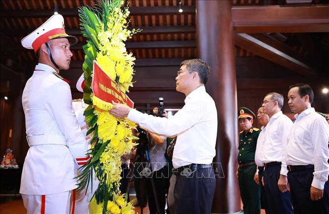 Thủ tướng Lê Minh Hưng dâng hương, hoa tưởng niệm các Anh hùng liệt sĩ tại Đền thờ Liệt sĩ Chiến trường Điện Biên Phủ. Ảnh: Dương Giang – TTXVN