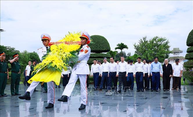 Thủ tướng Lê Minh Hưng dâng hương, hoa tưởng niệm các Anh hùng liệt sĩ tại Nghĩa trang Liệt sĩ Quốc gia A1. Ảnh: Dương Giang – TTXVN