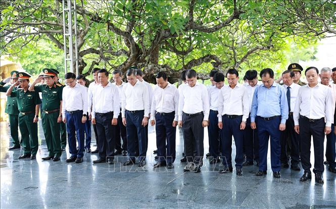 Thủ tướng Lê Minh Hưng tưởng niệm các Anh hùng liệt sĩ tại Nghĩa trang Liệt sĩ Quốc gia A1. Ảnh: Dương Giang – TTXVN