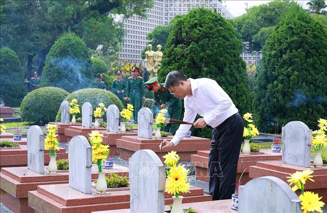 Thủ tướng Lê Minh Hưng thắp hương phần mộ Liệt sĩ tại Nghĩa trang Liệt sĩ Quốc gia A1. Ảnh: Dương Giang – TTXVN