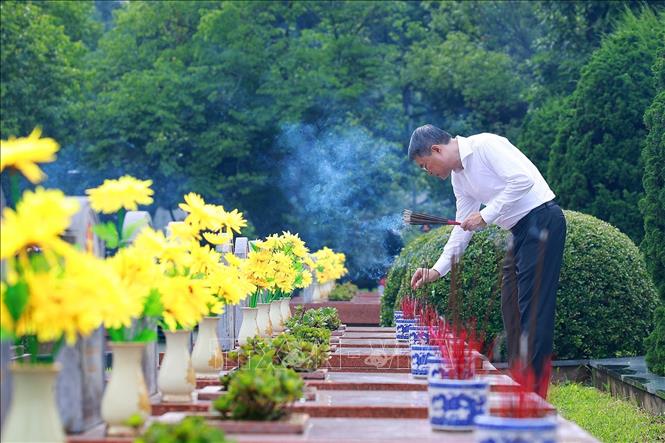 Thủ tướng Lê Minh Hưng thắp hương phần mộ Liệt sĩ tại Nghĩa trang Liệt sĩ Quốc gia A1. Ảnh: Dương Giang – TTXVN