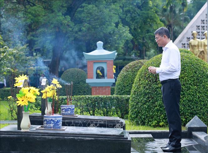 Thủ tướng Lê Minh Hưng thắp hương phần mộ Liệt sĩ tại Nghĩa trang Liệt sĩ Quốc gia A1. Ảnh: Dương Giang – TTXVN