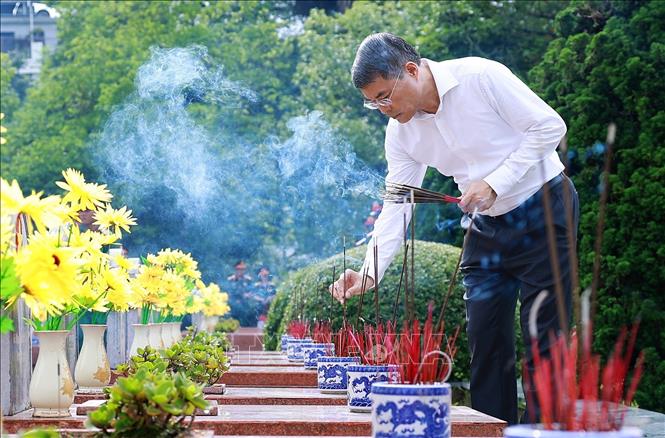 Thủ tướng Lê Minh Hưng thắp hương phần mộ Liệt sĩ tại Nghĩa trang Liệt sĩ Quốc gia A1. Ảnh: Dương Giang – TTXVN