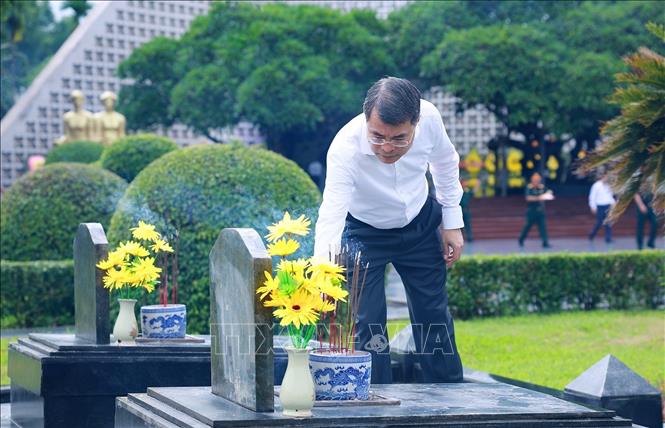 Thủ tướng Lê Minh Hưng thắp hương phần mộ Liệt sĩ tại Nghĩa trang Liệt sĩ Quốc gia A1. Ảnh: Dương Giang – TTXVN