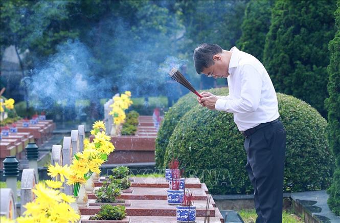 Thủ tướng Lê Minh Hưng thắp hương phần mộ Liệt sĩ tại Nghĩa trang Liệt sĩ Quốc gia A1. Ảnh: Dương Giang – TTXVN
