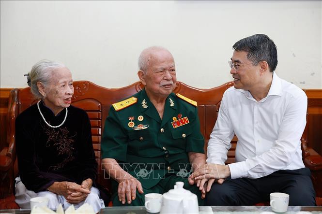 Thủ tướng Lê Minh Hưng thăm gia đình ông Phí Hương Dũng, thương binh 42%, hiện đang sinh sống tại phường Điện Biên Phủ. Ảnh: Dương Giang – TTXVN 
