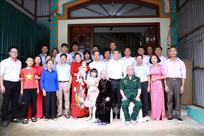 Thủ tướng Lê Minh Hưng thăm gia đình ông Phí Hương Dũng, thương binh 42%, hiện đang sinh sống tại phường Điện Biên Phủ. Ảnh: Dương Giang – TTXVN 
