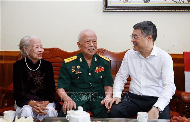 Thủ tướng Lê Minh Hưng thăm gia đình ông Phí Hương Dũng, thương binh 42%, hiện đang sinh sống tại phường Điện Biên Phủ. Ảnh: Dương Giang – TTXVN 

