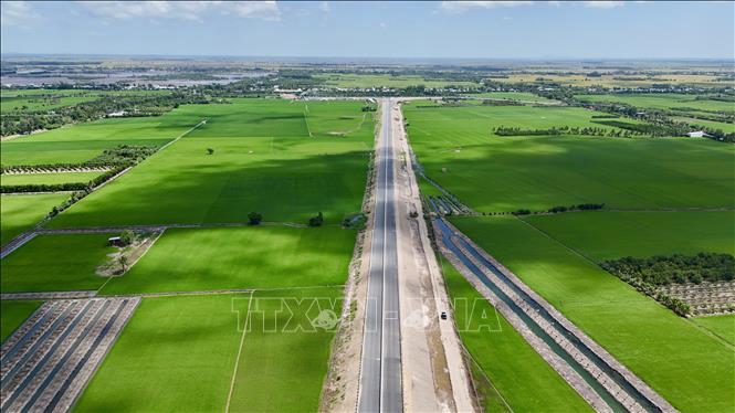 Đoạn cao tốc Châu Đốc - Cần Thơ - Sóc Trăng kết nối Quốc lộ 91 (phường Vĩnh Tế, tỉnh An Giang) cơ bản hoàn thành nhiều hạng mục thi công chính. Ảnh: Thanh Sang - TTXVN