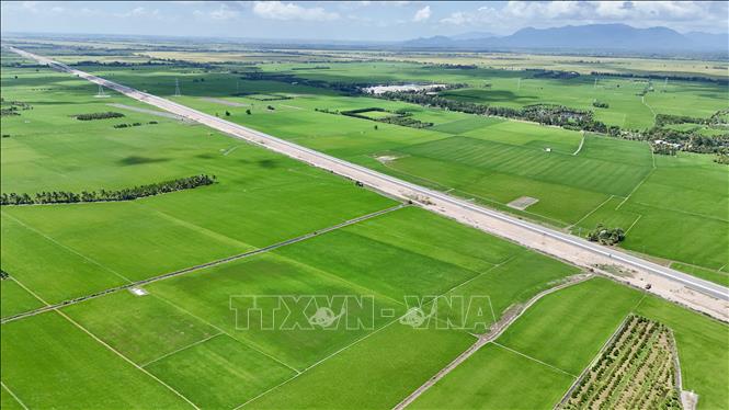 Sau nhiều tháng thi công, đoạn đầu tuyến cao tốc Châu Đốc - Cần Thơ - Sóc Trăng kết nối với Quốc lộ 91, qua phường Vĩnh Tế, tỉnh An Giang đã thành hình, các hạng mục hoàn thiện đang được khẩn trương triển khai. Ảnh: Thanh Sang - TTXVN