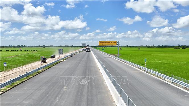 Đoạn cao tốc Châu Đốc - Cần Thơ - Sóc Trăng qua phường Vĩnh Tế, tỉnh An Giang đã hoàn thành thảm nhựa mặt đường, lắp đặt lan can, biển báo giao thông và lưới chống chói trên dải phân cách. Ảnh: Thanh Sang - TTXVN.