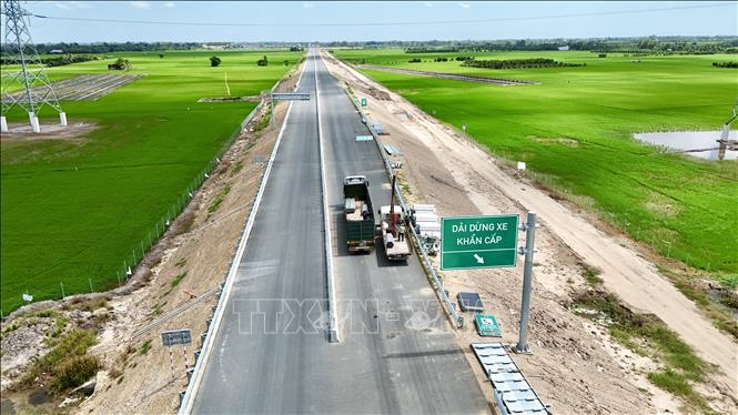 Biển báo chỉ dẫn “dải dừng xe khẩn cấp” đã được lắp đặt trên tuyến cao tốc Châu Đốc - Cần Thơ - Sóc Trăng, đoạn qua phường Vĩnh Tế, tỉnh An Giang. Ảnh: Thanh Sang - TTXVN