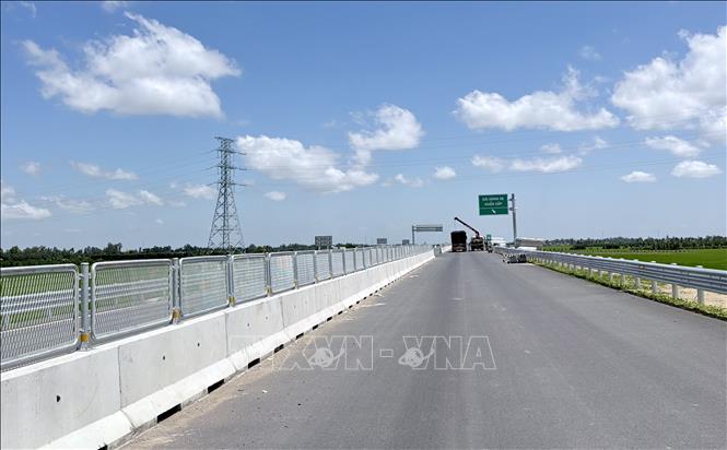Lan can, lưới chống chói và hệ thống biển báo giao thông trên tuyến cao tốc Châu Đốc - Cần Thơ - Sóc Trăng, đoạn qua phường Vĩnh Tế, tỉnh An Giang đã được lắp đặt đồng bộ. Ảnh: Thanh Sang - TTXVN