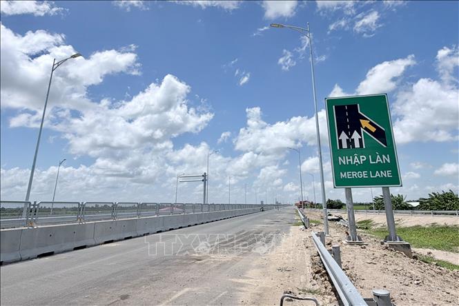 Biển báo chỉ dẫn “nhập làn” tại điểm đầu tuyến cao tốc Châu Đốc - Cần Thơ - Sóc Trăng, đoạn qua phường Vĩnh Tế, tỉnh An Giang đã được lắp đặt. Ảnh: Thanh Sang - TTXVN