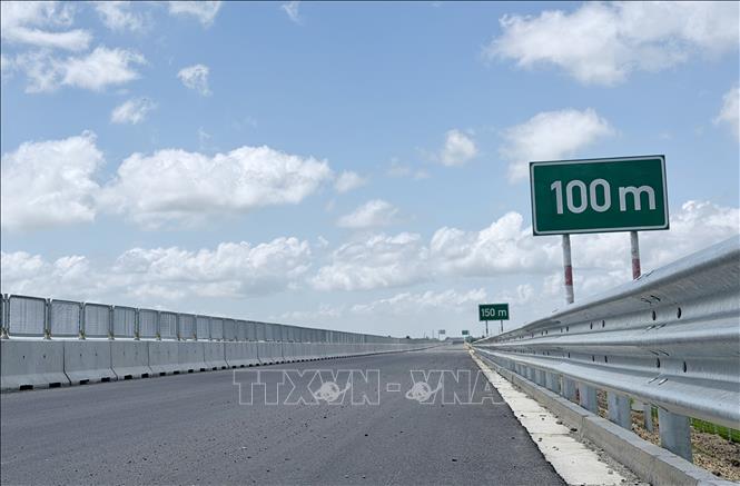 Hệ thống biển báo cảnh báo, lan can và lưới chống chói trên tuyến cao tốc Châu Đốc - Cần Thơ - Sóc Trăng, đoạn qua phường Vĩnh Tế, tỉnh An Giang đã được lắp đặt hoàn chỉnh. Ảnh: Thanh Sang - TTXVN