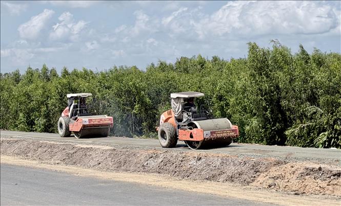 Đường gom thuộc Dự án cao tốc Châu Đốc - Cần Thơ - Sóc Trăng, đoạn qua phường Vĩnh Tế, tỉnh An Giang đang được khẩn trương thi công. Ảnh: Thanh Sang - TTXVN
