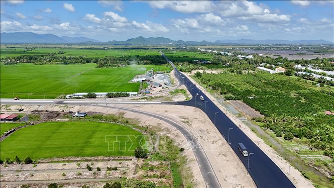 Đoạn đầu tuyến cao tốc Châu Đốc - Cần Thơ - Sóc Trăng tại nút giao kết nối với Quốc lộ 91 (phường Vĩnh Tế, tỉnh An Giang) đã hoàn thành thảm nhựa mặt đường trên tuyến chính và hai đường dẫn lên, xuống cao tốc. Ảnh: Thanh Sang - TTXVN