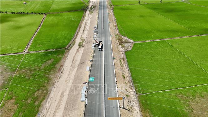 Đoạn cao tốc Châu Đốc - Cần Thơ - Sóc Trăng qua phường Vĩnh Tế, tỉnh An Giang cơ bản hoàn thành thảm nhựa mặt đường, lan can, biển báo giao thông và lưới chống chói. Ảnh: Thanh Sang - TTXVN