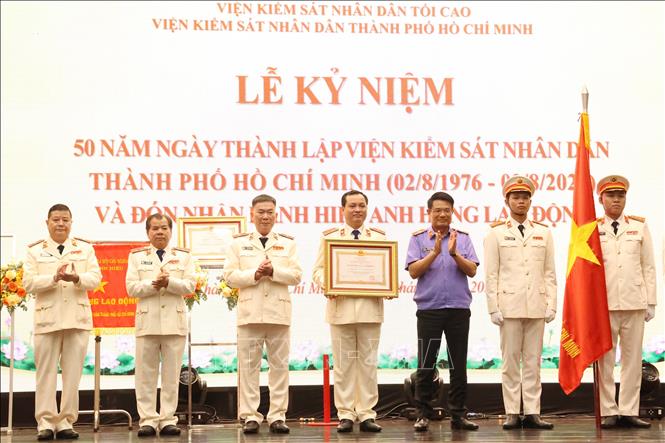 Viện Kiểm sát nhân dân TP Hồ Chí Minh đón nhận Huân chương Lao động hạng Nhất dịp Lễ kỷ niệm 50 năm thành lập (2/8/1976 - 2/8/2026). Ảnh: Hồng Đạt - TTXVN