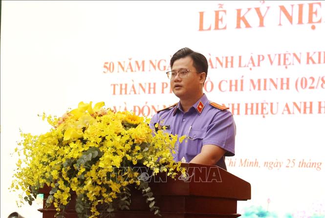 Đại diện các thế hệ trẻ, Kiểm sát viên Hồ Đại Nghĩa, Bí thư Đoàn Thanh niên Viện Kiểm sát nhân dân TP Hồ Chí Minh phát biểu tại buổi lễ. Ảnh: Hồng Đạt - TTXVN