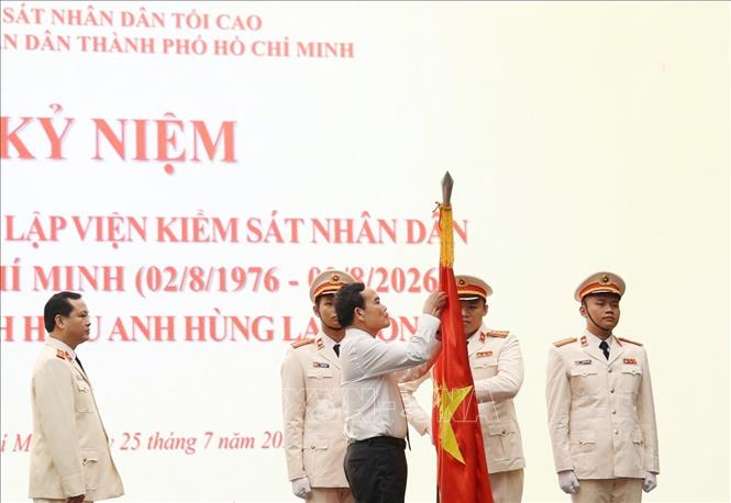 Ủy viên Bộ Chính trị, Bí thư Thành ủy Thành phố Hồ Chí Minh Trần Lưu Quang gắn huy hiệu Anh hùng Lao động lên lá cờ truyền thống của Viện Kiểm sát nhân dân TP Hồ Chí Minh nhân dịp Lễ kỷ niệm 50 năm thành lập (2/8/1976 - 2/8/2026). Ảnh: Hồng Đạt - TTXVN