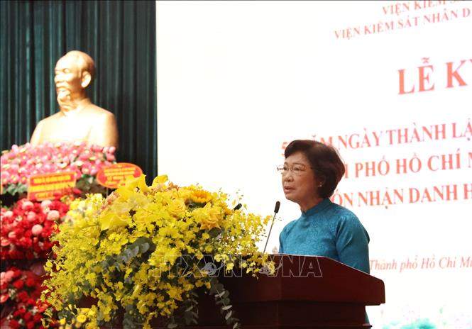 Đại diện các thế hệ cán bộ hưu trí, bà Võ Thị Kim Hồng, nguyên Viện trưởng Viện Kiểm sát nhân dân TP Hồ Chí Minh phát biểu tại buổi lễ. Ảnh: Hồng Đạt - TTXVN
