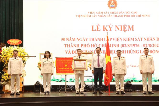 Phòng Công tố và kiểm sát điều tra, kiểm sát xét xử án tham nhũng, kinh tế - Viện Kiểm sát nhân dân TP Hồ Chí Minh đón nhận Huân chương Lao động hạng Ba. Ảnh: Hồng Đạt - TTXVN