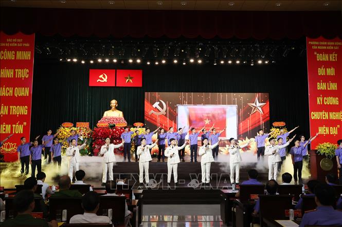 Cán bộ, Kiểm sát viên biểu diễn văn nghệ tại Lễ kỷ niệm 50 năm thành lập Viện Kiểm sát nhân dân TP. Hồ Chí Minh (2/8/1976 - 2/8/2026). Ảnh: Hồng Đạt - TTXVN
