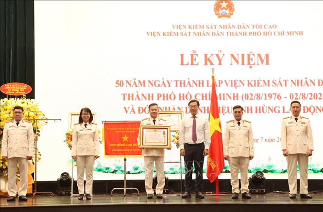 Phòng Công tố và kiểm sát điều tra, kiểm sát xét xử án tham nhũng, kinh tế - Viện Kiểm sát nhân dân TP. Hồ Chí Minh đón nhận Huân chương Lao động hạng Ba. Ảnh: Hồng Đạt - TTXVN