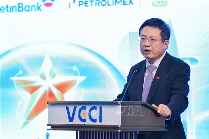 Ông Hồ Sỹ Hùng, Chủ tịch Liên đoàn Công nghiệp và Thương mại Việt Nam (VCCI) phát biểu khai mạc buổi lễ. Ảnh: Lê Đông - TTXVN 