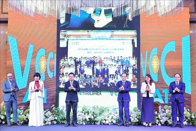 Các đại biểu thực hiện nghi thức Bấm nút khởi động Chương trình. Ảnh: Lê Đông - TTXVN