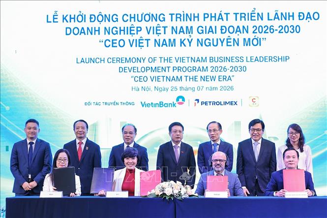 Ký kết thoả thuận hợp tác giữa các đơn vị VCCI với A11 với INSEAD và Đại học quốc gia HCM. Ảnh: Lê Đông - TTXVN