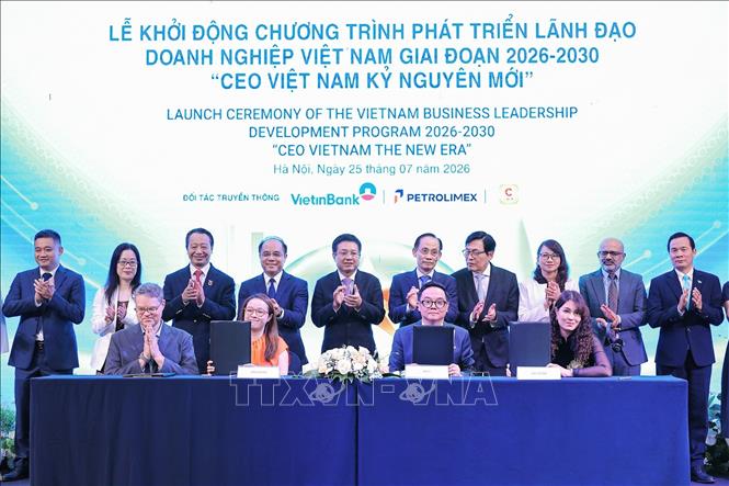 Ký kết thoả thuận hợp tác giữa các đơn vị VCCI với VietStar và Erickson Coaching VN. Ảnh: Lê Đông - TTXVN