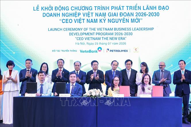 Ký kết thoả thuận hợp tác giữa các đơn vị VCCI - IBT với Công ty TNHH FPT IS với VWEC và Vietnammobile. Ảnh: Lê Đông - TTXVN