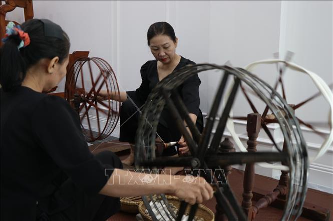 Nghệ nhân trình diễn các công đoạn của dệt lụa tơ tằm Tứ Xuyên (Quảng Nam cũ, nay là thành phố Đà Nẵng). Ảnh: Mai Trang - TTXVN 
